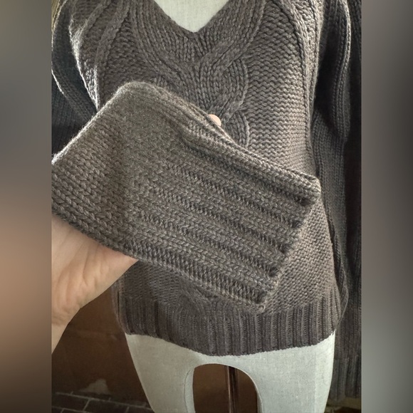 LOVERS AND FRIENDS Emory Keyhole Cable Pullover in Dark Taupe Brown size L - Picture 4 of 11